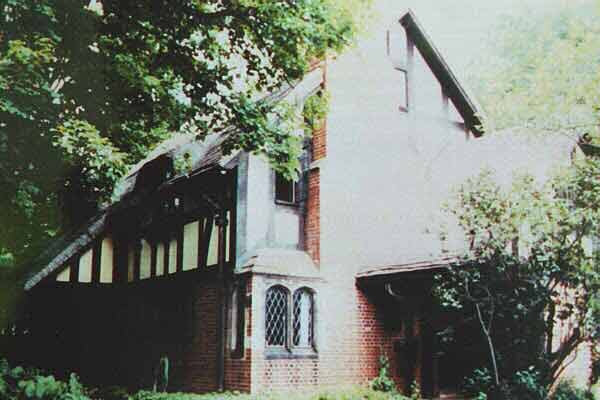 Gate.jpg (108296 bytes)